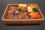 炭火焼き黒毛和牛カルビ弁当（あみやき青麗）