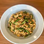 ニラ玉挽き肉丼（チャイニーズビストロ かがり）