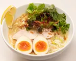味玉濃厚鶏白湯麺(薬味ネギ、レモン、鶏叉焼1枚、サニーレタス、フライドオニオン、糸唐辛子、味玉)(トクベツ。)