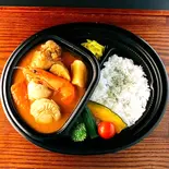たっぷりシーフードとチキンのカレー（【北海道×肉×カレー】ななつぼし 南浦和店）