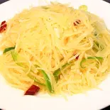 ジャガイモ細切りのサンラー味炒め（聚楽飯店）