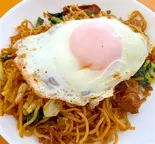 【人気No.6】半熟卵乗せソース焼きそば（喫茶よしの）