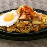 豚キムチ目玉焼きそば(鉄板やきそば 名古屋店)