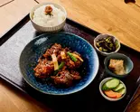 ゴロゴロ野菜と揚げ鶏の甘酢あんと具だくさんの豚汁弁当（パーラー躙口）