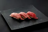やま幸本まぐろ三貫(廻転鮨 銀座おのでら本店)