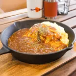 とろぉ～りチーズのカレーオムライス（「冷めても美味しい」【口コミ】で広がったコスパ最高の「オリジナル特製唐揚げ」中は肉汁たっぷり！唐揚げ注文で白飯orサラダがタダ♪のサービス満点のお店）