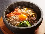 石焼ビビンバ stone-roasted vegetable bibimbap(ドシラク 赤羽店)