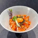 韓国風サーモン丼(つり針 神戸駅前店)