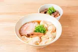 コロコロチャーシュー丼(ハーフ)+肉・海老ワンタン麺(黒)肉2ヶ・海老2ヶ（DURAMENTEI）