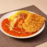 定番の完熟トマトソースオムライス×トンカツ（ふわとろオムライス フレッシュエッグス 博多店）