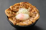 ニンニクたっぷり温玉スタミナ豚丼 Soft-Boiled Egg Garlic Obihiro Pork Bowl（スタミナ＆ガッツリ男飯！肉大学 田町店）