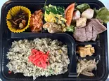 その日のスタッフ贅沢賄い弁当（元祖西成ホルモン天婦羅48）