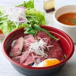 鹿肉のロースト丼(スープ、サラダ付き)（Iron Base）