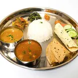 ディヤロターリーセットDiyalo Thali Set(ネパール家庭料理ディヤロ)