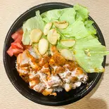 タンドルー焼チキンオーバーライス にんにく乗せ 【Tandoor Grilled Chicken Over Rice With Garlic】(チキンオーバーライス&丼日吉店 【DS OVER RICE & BOWL】)