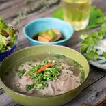 牛肉のフォー+生春巻きセット set phở bò + gỏi cuốn（ベトナム料理 アオザイレストラン）