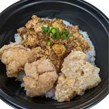 麻婆豆腐と唐揚げのハーフ＆ハーフ丼（松吉家）