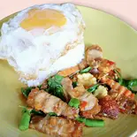 ガパオライス(ムーグロップ) กะเพราหมูกรอบ/ Ga-Pao Rice with Crispy Pork（Bangkok77）
