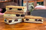 【米粉クッキーのラムレーズンバターサンド】（マーマ グルテンフリー専門店・時々米粉パン）
