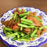 牛肉とニンニクの芽の炒め（中華料理 無限鴨）