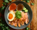 【目玉焼き】ジューシーもも肉カオマンガイ [Fried Egg]Khaomangai(Chicken Thigh)（からだ喜ぶ！東京カオマンガイ 名楽町店）