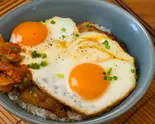 【キムチ】今治の焼豚玉子飯 (Kimchi) Grilled Pork Rice Bowl with Fried Eggs（【B級グルメ】今治の焼豚玉子飯今治食堂 名楽町店）