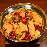 豚スペアリブと油揚げの四川風鍋(香锅排骨豆腐)(チャイナ厨房 亀戸駅前店)