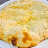ガーリックチーズナン Garlic Cheese Nan(インドネパールレストランアムル)