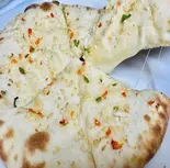 ガーリックチーズナン Cheese Garlic Nan（インド・ネパール料理 アグニ）