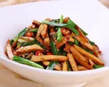 韭菜炒豆干 ニラと干し豆腐の炒め（ビャンビャン麺 朋友）