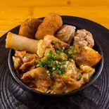 豚キムチ丼(唐揚げ2個、メンチカツ、クリームコロッケ、春巻き)（満腹食堂 新栄店）