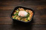 温玉とサーモンポキ丼（おおぞら丼丸東四つ木店）