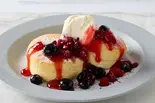 たっぷりベリーチーズのスフレパンケーキ(2個付き)Cream Cheese ＆ Mixed Berry Souffle Pancake（しっとりパンケーキ 恋するスフレ 三田店）