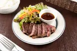 牛ステーキ(ライス・小サラダ付き)(ONE THE DINER)