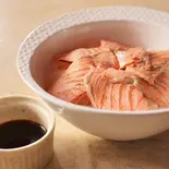 炙りサーモン丼～焦がしニンニクだれの海賊風～（鳥たたき丼専門店 鳥姫）