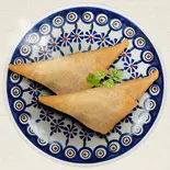 【新発売】【下北沢店限定】「下北沢カレーサモサ」(咖哩角)(2個)（3米3下北沢店-お粥と点心専門店）