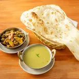 ダルカレーとベジタブルカレーとナン - Dal Curry and Vegetable Curry with Naan (Nepali Curry)（ニュー マリカ）
