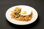 牛すじぶっかけ焼きそば(目玉付き)(ホルモン専門店 此乃美)