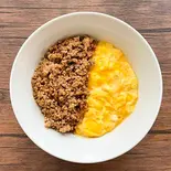 鶏そぼろと玉子の2色丼(Chicks)