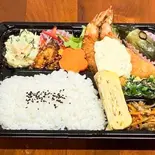 エビフライと日替わりおばんざい7品つき弁当（KAWAKENキッチン）