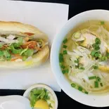 PATEとベトナム風味のハムのサンドイッチ ミニ鶏肉のフォー(コムベトクァン)