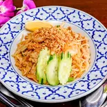 パッタイ(米麺の焼きそば) Pad Thai (Stir-Fried Rice Noodle)（タイ屋台居酒屋 ガムランディー）