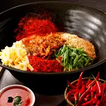 【旨辛】チーズ汁なし担担うどん【深夜】（辛い料理たくさん。旨辛・激辛・鬼辛・刺し辛。 Scoville lab 新中野店）
