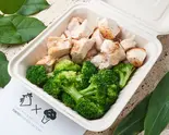 国産鶏ムネ肉ステーキ(400g)＆新鮮国産ブロッコリー（東京チキンファクトリー 神田淡路町店）