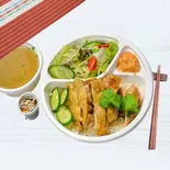 スープとサラダを添えたカウマンガイ Khauman Gai with soup and Sarada（シンのカウマンガイ中延支店）