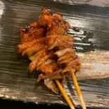 鶏皮[タレ】2本(大阪やきとり亭 北巽店)