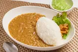 まるみ豚(宮崎県産ブランドポーク)カレーライス (ミニ生野菜付き)（「おむすび おにぎり」シイナノゴハン (肉巻きおむすび 豚汁 生姜焼き ハンバーグ)）