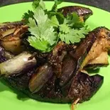 揚げナスのブラチャンソース炒め fried eggplant with belacan sauce（マレーシア屋台料理 ちりばり 五反田本店）