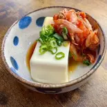 キムチ冷奴(100g)（【おにぎりと豚汁】明治屋～南阿佐ヶ谷店～）