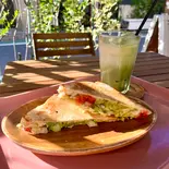 米粉のアボカド&チキングリルサンド(米と米粉のグルテンフリー Hoy’s Cafe)